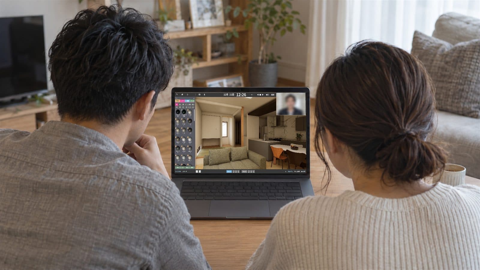自宅でオンラインの打ち合わせを受ける夫婦。画面にはシミュレーター